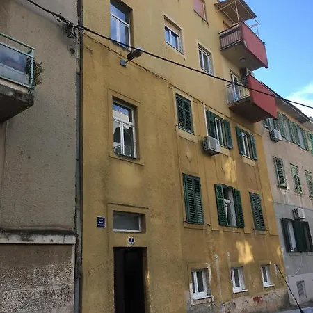 Splendid In The Center Apartment Split